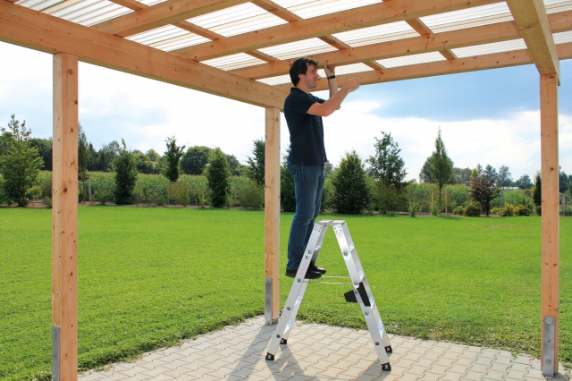 Einen sicheren Stand bietet der flexible Leiternschuh Einen sicheren Stand bietet der flexible Leiternschuh
