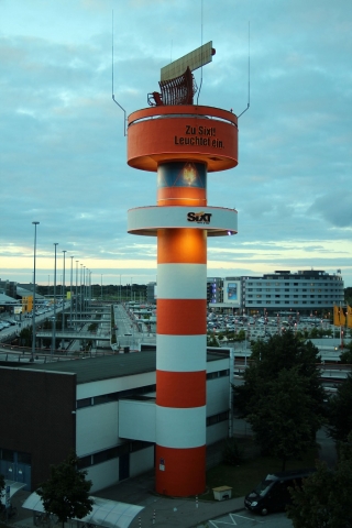 Spektakuläre Werbe-Installation: Sixt-Radarturm am Flughafen Hamburg