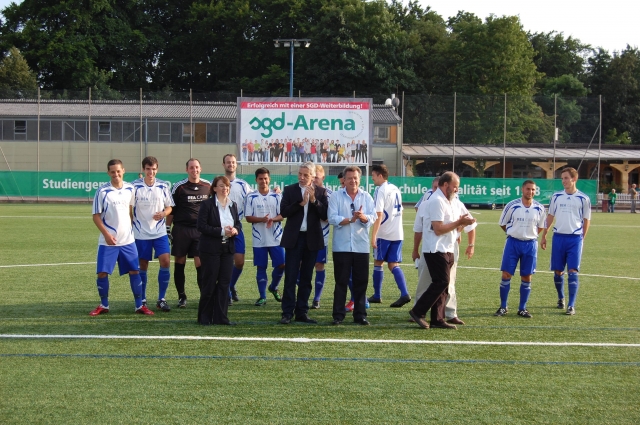 Große Freude bei den Spielern des RSV Germania 03 Pfungstadtüber die Kooperation. Im Vordergrund:  V