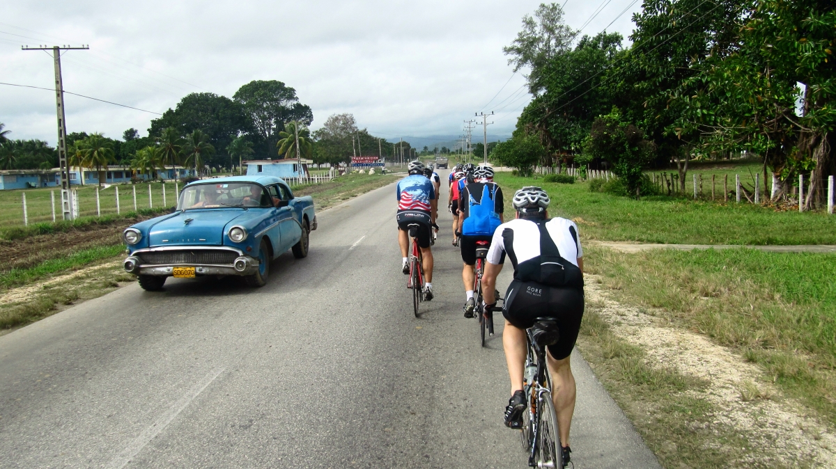 Radfahrer auf der Straße von Trinidad nach Cienfuegos