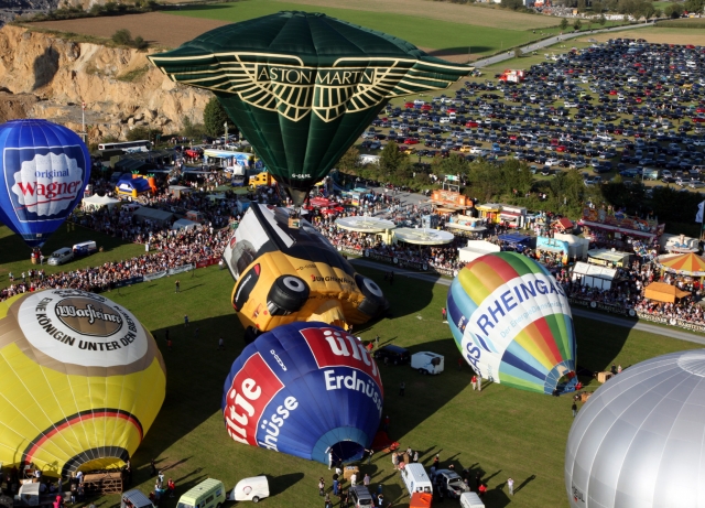 Imposanter Massenstart bei der Warsteiner Internationalen Montgolfiade Imposanter Massenstart bei der Warsteiner Internationalen Montgolfiade