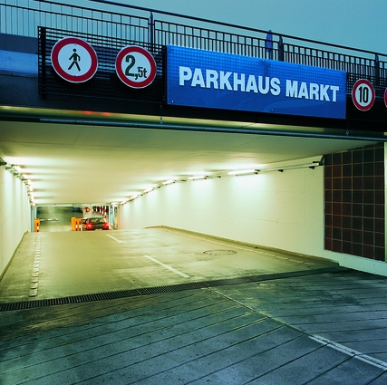 In Parkhäusern sorgt Licht für mehr Sicherheit und erleichtert die Orientierung. Foto: licht.de In Parkhäusern sorgt Licht für mehr Sicherheit und erleichtert die Orientierung. Foto: licht.de
