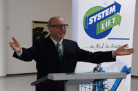 Leopold Mayrhofer, Vorstandsvorsitzender der System Lift AG, präsentiert das Geschäftsergebnis 2011 Leopold Mayrhofer, Vorstandsvorsitzender der System Lift AG, präsentiert das Geschäftsergebnis 2011