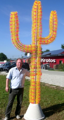 Willi Harhammer, Inhaber von iKratos mit dem Solar Kaktus