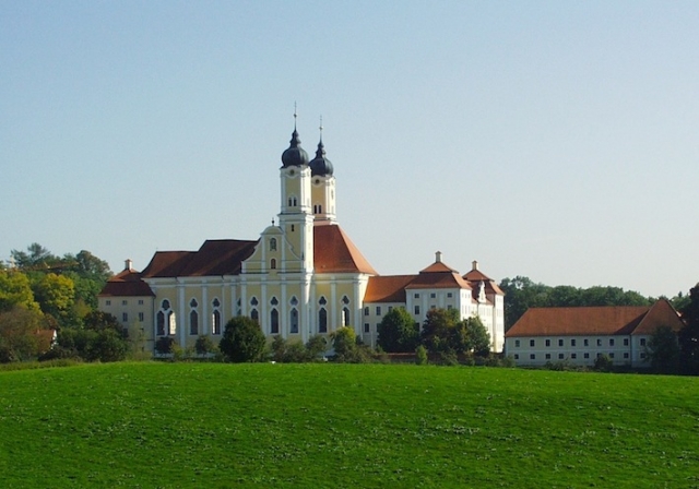 Das Kloster Roggenburg, ein Objekt, das durch das Mitglied der B.E.N BiomasseEnergieNetzwerk eG, Rei