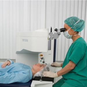 Die Augenärztin Angela Zipf-Pohl behandelt eine Patientin mit der LASIK-Methode. Die Augenärztin Angela Zipf-Pohl behandelt eine Patientin mit der LASIK-Methode.