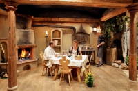 Paar beim Dinner (Alpenwellnesshotel St. Veit) Paar beim Dinner (Alpenwellnesshotel St. Veit)