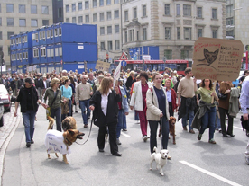 Am 1.9.2012 demonstrieren Hundefreunde in Hamburg für ein tier- und bürgerfreundliches Hundegesetz. Am 1.9.2012 demonstrieren Hundefreunde in Hamburg für ein tier- und bürgerfreundliches Hundegesetz.