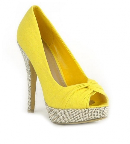 Eines der Damenschuh-Modelle aus dem Summer Sale - diese zitronengelben Peep-Toes kosten nur noch EU Eines der Damenschuh-Modelle aus dem Summer Sale - diese zitronengelben Peep-Toes kosten nur noch EU
