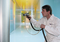Anwendungstechniker beim Aufsprühen von TitanShield® Anwendungstechniker beim Aufsprühen von TitanShield®
