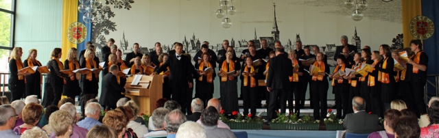 Der SWR SonntagsChor mit Johannes Kalpers beim vielbeachteten Frühjahrskonzert im Mai 2012. Foto: Co Der SWR SonntagsChor mit Johannes Kalpers beim vielbeachteten Frühjahrskonzert im Mai 2012. Foto: Co