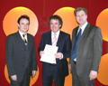 Die Vizepräsidenten Prof. Dr. Peter François (links) und Prof. Dr. Birger Lang (rechts) überreichte Die Vizepräsidenten Prof. Dr. Peter François (links) und Prof. Dr. Birger Lang (rechts) überreichte
