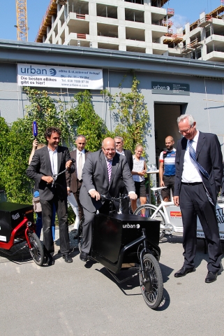 Bild: Kaystrasser.de - Bundesumweltminister Peter Altmaier testet innovatives Lasten-eBike iBullitt Bild: Kaystrasser.de - Bundesumweltminister Peter Altmaier testet innovatives Lasten-eBike iBullitt