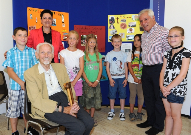 Schüler der Grundschule Saarbrücken-Scheidt mit PSD-Geschäftsstellenleiterin Edelgard Münz, Dr. Mart Schüler der Grundschule Saarbrücken-Scheidt mit PSD-Geschäftsstellenleiterin Edelgard Münz, Dr. Mart