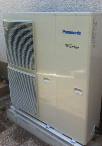 Eine flüsterleise Panasonic Wärmepumpe bei der Arbeit Eine flüsterleise Panasonic Wärmepumpe bei der Arbeit