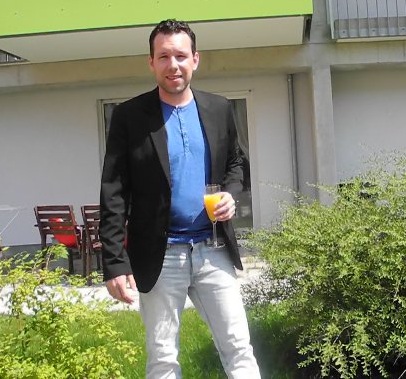 Der Autor lädt Sie herzlich zu seiner Veröffentlichungsfeier ein.