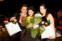 Unser Foto/RV zeigt die beiden Gewinner mit der Wettbewerbsgründerin Mariana Nicolesco. Unser Foto/RV zeigt die beiden Gewinner mit der Wettbewerbsgründerin Mariana Nicolesco.