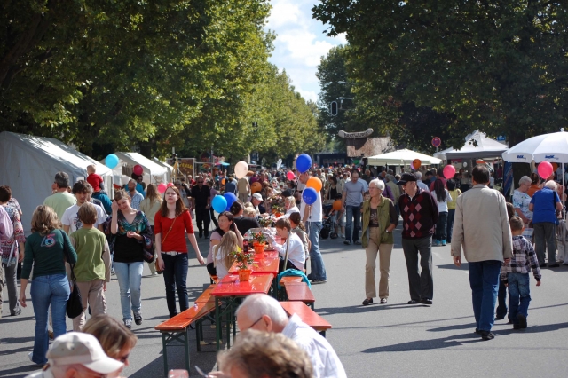 Die Lange Tafel in der Münchner Straße in Dachau lädt am 8. September 2012 anüber 60 Ständen mit int