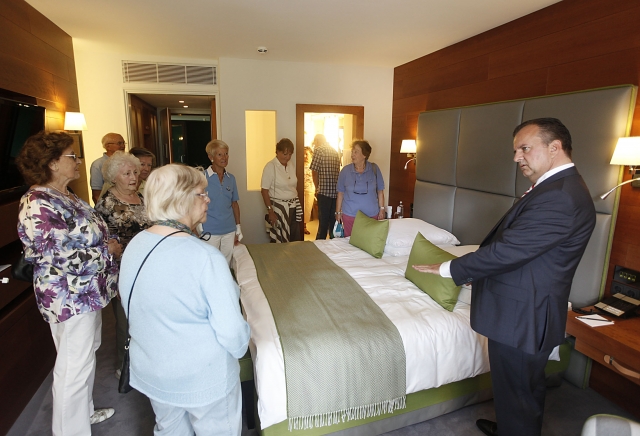 Hoteldirektor Stefan Schwind führte seine Besucher höchstpersönlich durchs Hotel und erklärte ihnen Hoteldirektor Stefan Schwind führte seine Besucher höchstpersönlich durchs Hotel und erklärte ihnen
