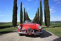 Mit einem Oldtimer-Cabrio die Landschaft erkunden