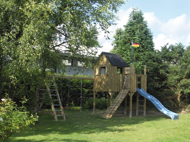Es gibt kaum etwas, das Kinder mehr begeistert als ein eigenes Spielhaus, noch dazu, wenn es selbst Es gibt kaum etwas, das Kinder mehr begeistert als ein eigenes Spielhaus, noch dazu, wenn es selbst