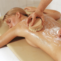 Natürlicher Schönmacher: Seifenbürstenmassage mit Olivenöl