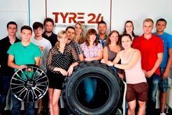 Silke Kadler, Personalreferentin der Tyre24Group (5. von rechts) zusammen mit den Azubis Silke Kadler, Personalreferentin der Tyre24Group (5. von rechts) zusammen mit den Azubis