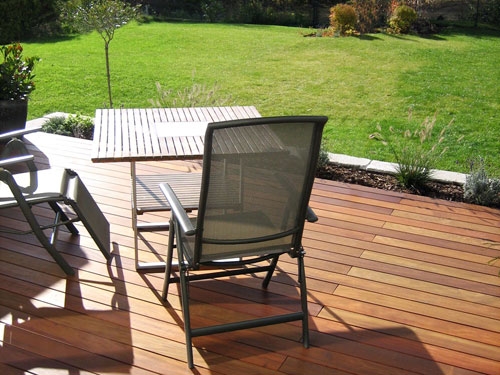Gemütliche Terrasse mit Terrassendielen aus Holz Gemütliche Terrasse mit Terrassendielen aus Holz