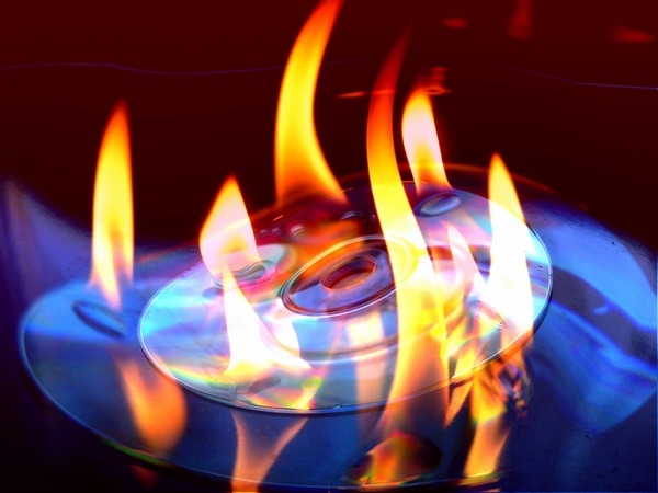 BU Foto Nr. 57 Ein Feuer zerstört Datenträger in kürzester Zeit, aber auch Wärme, Lichteinfall und L BU Foto Nr. 57 Ein Feuer zerstört Datenträger in kürzester Zeit, aber auch Wärme, Lichteinfall und L