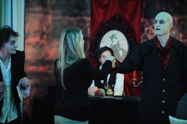 Auf Tuchfühlung mit Graf Dracula. Foto: Erik Hüther Auf Tuchfühlung mit Graf Dracula. Foto: Erik Hüther