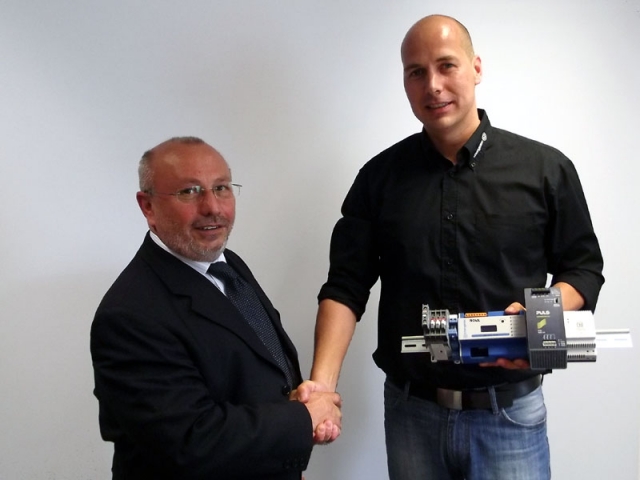 v. links: Tommaso Vernia, Vertriebsbeauftragter für changetec Produkte wie die NOVA nach CEI 0-21 in