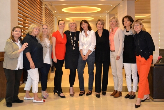 Silvia Fauck im Kreis ihrer Beraterinnen beim 2. Liebeskummergipfel im Hotel Concorde Berlin Silvia Fauck im Kreis ihrer Beraterinnen beim 2. Liebeskummergipfel im Hotel Concorde Berlin