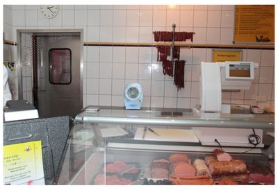 Wespen und andere Fluginsekten haben in den Auslagen eines Fleischerfachgeschäftes nichts zu suchen Wespen und andere Fluginsekten haben in den Auslagen eines Fleischerfachgeschäftes nichts zu suchen