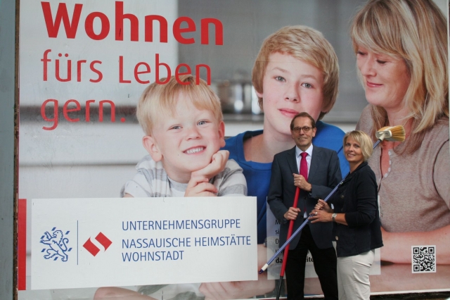Legten mit Hand an bei der Anbringung der Großplakate der neuen Kampagne der Unternehmensgruppe Nass