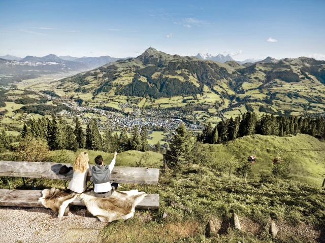 Auf u?ber 1.000 Kilometer Wanderwegen erschließen Naturliebhaber die Kitzbüheler Bergwelt Auf u?ber 1.000 Kilometer Wanderwegen erschließen Naturliebhaber die Kitzbüheler Bergwelt