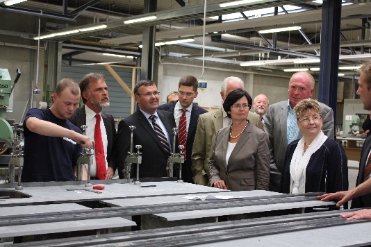Ministerpräsidentin Christine Lieberknecht während der Werksführung; Fotos: Rosskopf&Partner AG Ministerpräsidentin Christine Lieberknecht während der Werksführung; Fotos: Rosskopf&Partner AG