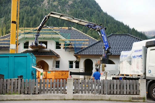 Durch den dritten Knickarm, auch Jib genannt, wird der F315XP von Fassi Ladekrane zum Hochkran für d Durch den dritten Knickarm, auch Jib genannt, wird der F315XP von Fassi Ladekrane zum Hochkran für d