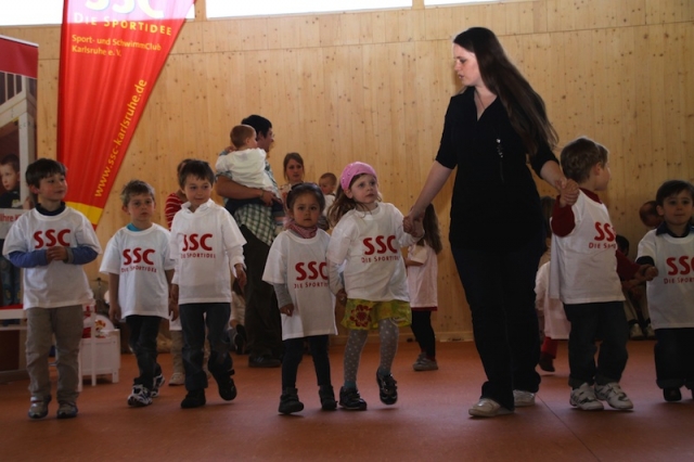Erzieherin mit Kindern in der Turnhalle der Sportkita?Wirbelwind?: Das Kinderhaus des freien Trägers Erzieherin mit Kindern in der Turnhalle der Sportkita?Wirbelwind?: Das Kinderhaus des freien Trägers