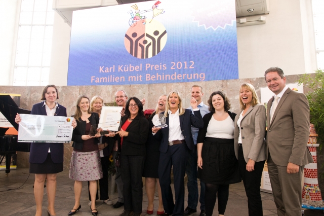 Die Preisträger aus Hamburg, das Bildungshaus Lurup, mit dem Stiftungsratsvorsitzenden der Karl Kübe