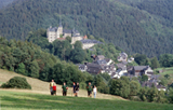 Wanderer auf dem Burgenweg Wanderer auf dem Burgenweg