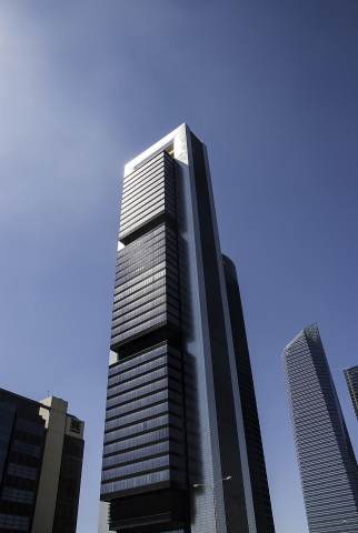 Leistungsfähige Abdichtung in luftigen Höhen: Rhenofol® auf dem Dach des Torre Caja in Madrid. Leistungsfähige Abdichtung in luftigen Höhen: Rhenofol® auf dem Dach des Torre Caja in Madrid.