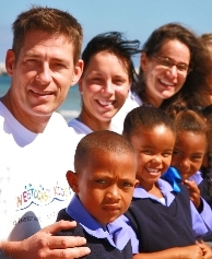 Das KU64-Team mit Schulkindern in Paternoster Das KU64-Team mit Schulkindern in Paternoster