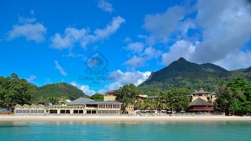 Traumstrand direkt vor dem Coral Strand Smart Choice Hotel auf den Seychellen