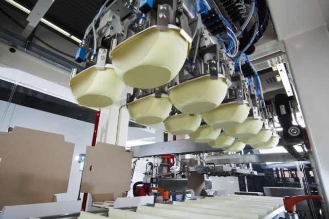 Auf der FachPack zu sehen: hochflexible Schubert TLM-Verpackungsmaschine für Butterbecher