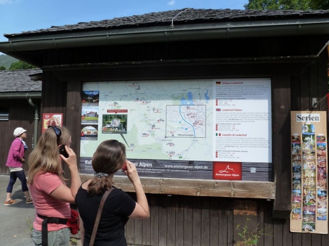 Bei Anruf Kultur: Infotafel bei Schloss Linderhof. Bei Anruf Kultur: Infotafel bei Schloss Linderhof.