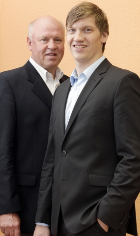 Frederic Löw (im Vordergrund), Enkel des Gründers und Sohn des Gründers, Willfried Löw (im Hintergru Frederic Löw (im Vordergrund), Enkel des Gründers und Sohn des Gründers, Willfried Löw (im Hintergru