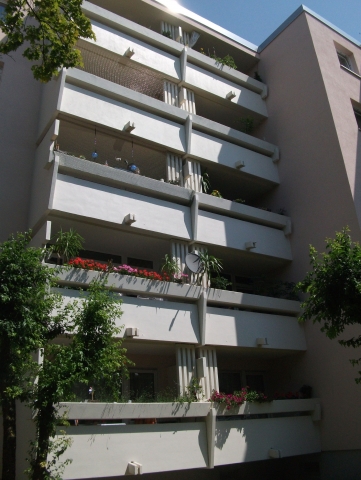 Langgestreckte Balkone mit Blick ins Grüne prägen die fünfstöckigen Gebäude an der Münchener Tuchols Langgestreckte Balkone mit Blick ins Grüne prägen die fünfstöckigen Gebäude an der Münchener Tuchols