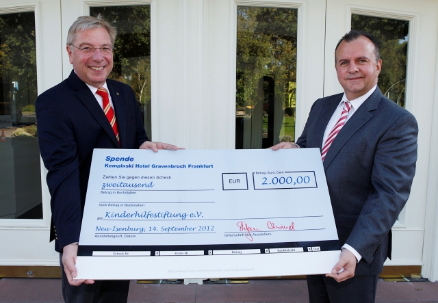 Stefan Schwind, Direktor des Kempinski Hotel Gravenbruch Frankfurt,übergibt einen Spendenscheck an B Stefan Schwind, Direktor des Kempinski Hotel Gravenbruch Frankfurt,übergibt einen Spendenscheck an B