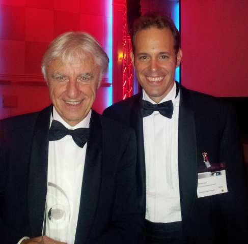 Bruno Erni (rechts) gratuliert Emil Steinberger