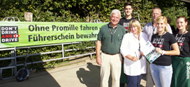 Jürgen Witt (l.) ernannte Stefan Heins (3. v. r.) zum Botschafter von „Don’t drink and drive Jürgen Witt (l.) ernannte Stefan Heins (3. v. r.) zum Botschafter von „Don’t drink and drive